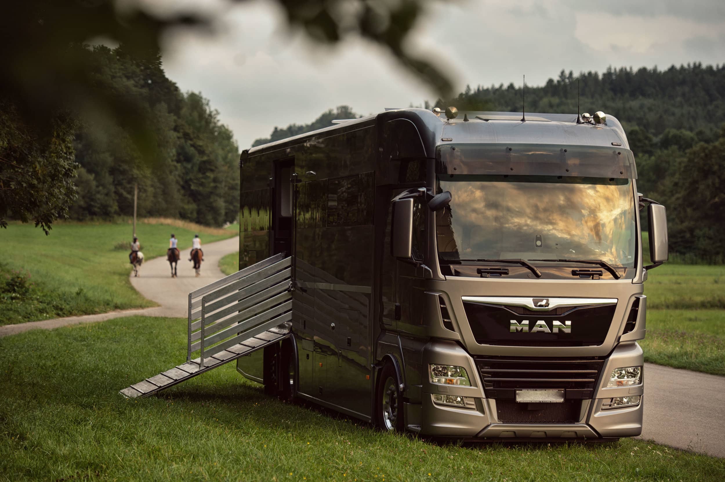 event-horses-travel-first-class-featured